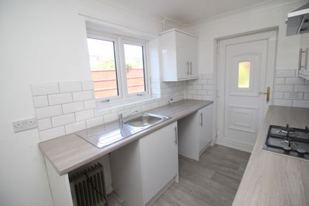 3 Bedroom Semi-Detached House - Photo 3