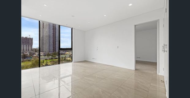 Modern Apartment with Balcony - Photo 1