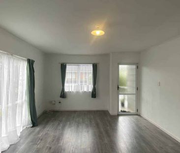 Sunny Two-Level Townhouse – Perfect for a Smal... - Photo 2