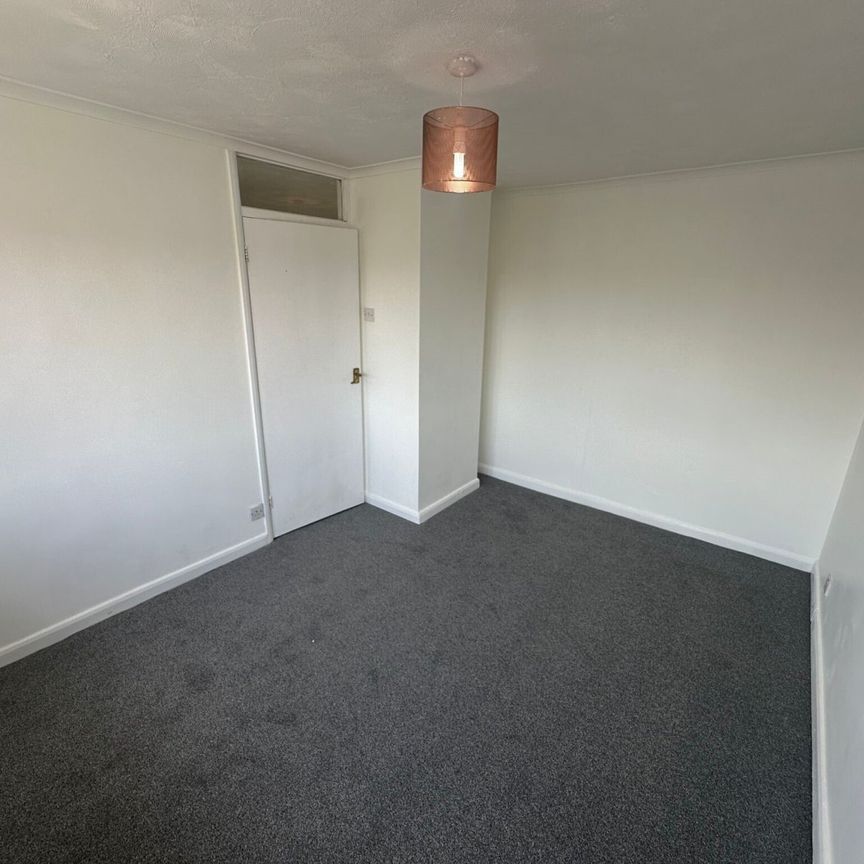 Navarre Gardens, Romford, RM5 2HH - Photo 1