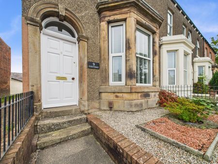 3 bedroom flat to rent - Photo 2