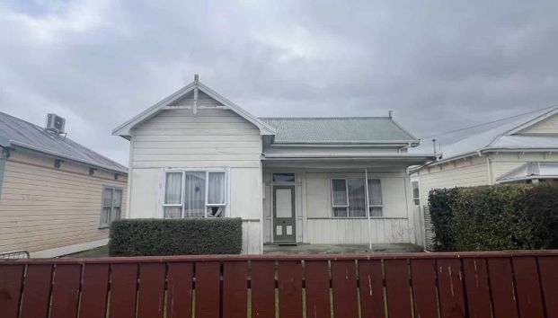Student Rental - Five Bedrooms - Centrally Located - Photo 1