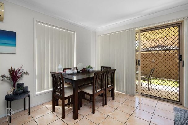 Modern Coastal Townhouse Offering Space & Lifestyle - Updated with Aircon throughout & New Flooring. - Photo 1