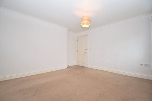 Flat to rent - Ruskin Road, Belvedere, DA17 - Photo 1