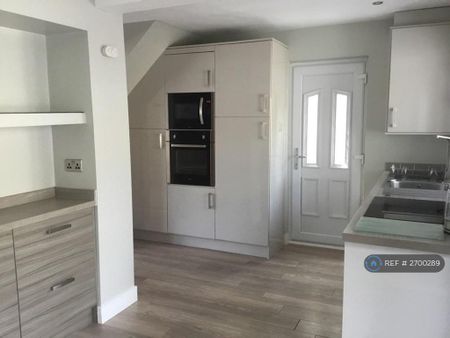 3 bedroom semi-detached house to rent - Photo 2