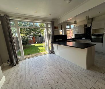 3 Bed Terraced House, Addiscombe Court Road, CR0 - Photo 3