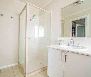 Neat as a pin - Photo 6