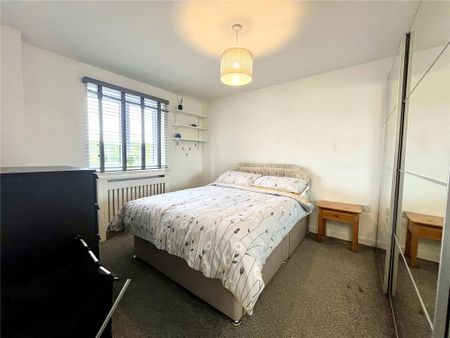 4 bedroom end of terrace house to rent - Photo 3