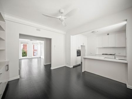 Exquisite Art Deco Apartment, Timeless Elegance, Unreserved Parking & Harbour Views - Photo 3