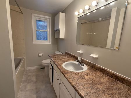 For Lease - 6804 Bells Road, Middlesex Centre, Ontario - Photo 2