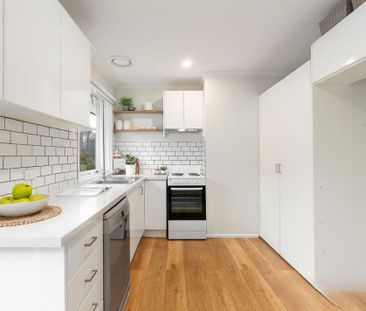 MODERN VILLA WITH BAYSIDE LIFESTYLE - Photo 4