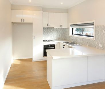 HUGE MODERN 3 BEDROOM TOWNHOUSE - Photo 4