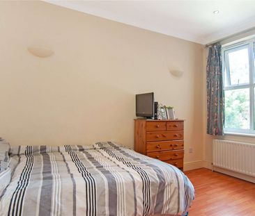 This three bedroom flat on Tooting Bec Road would be ideal for prof... - Photo 4