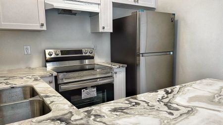 For Lease - 194 Vantage Loop Street, Newmarket, Ontario - Photo 3