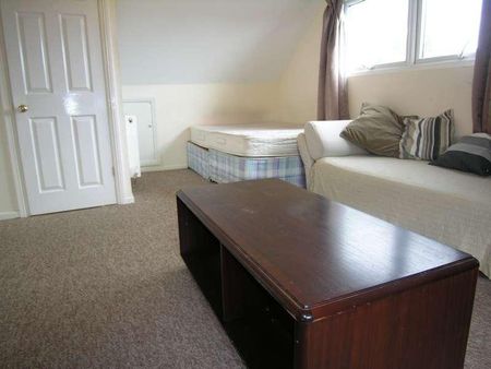 Bedroom Detached House In Bournemouth, BH9 - Photo 4