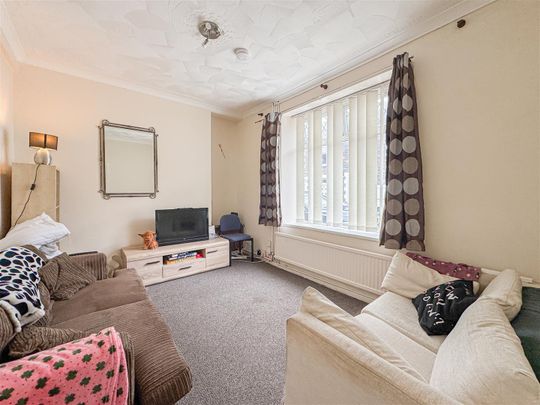 Room For Rent Queen Street, Pontypridd - Photo 1