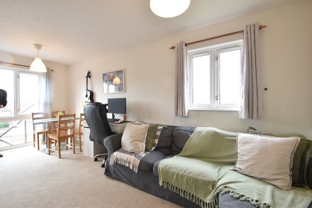 Parry Drive, Weybridge, KT13 - Photo 1