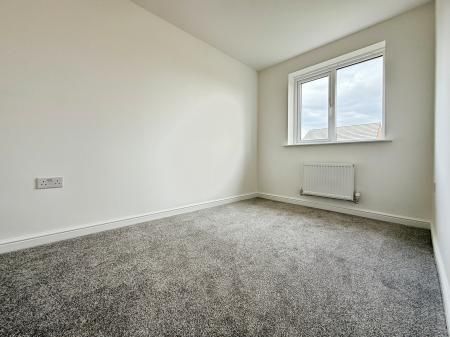 3 bedroom Semi-detached house To Let - Photo 5