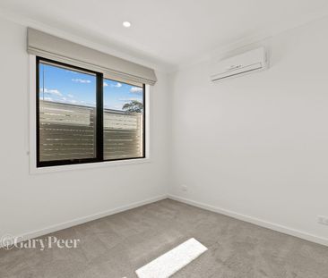 Sublime Style with Lifestyle Location and Comfort - Photo 2