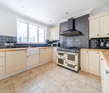 4 bedroom end of terrace house to rent - Photo 1