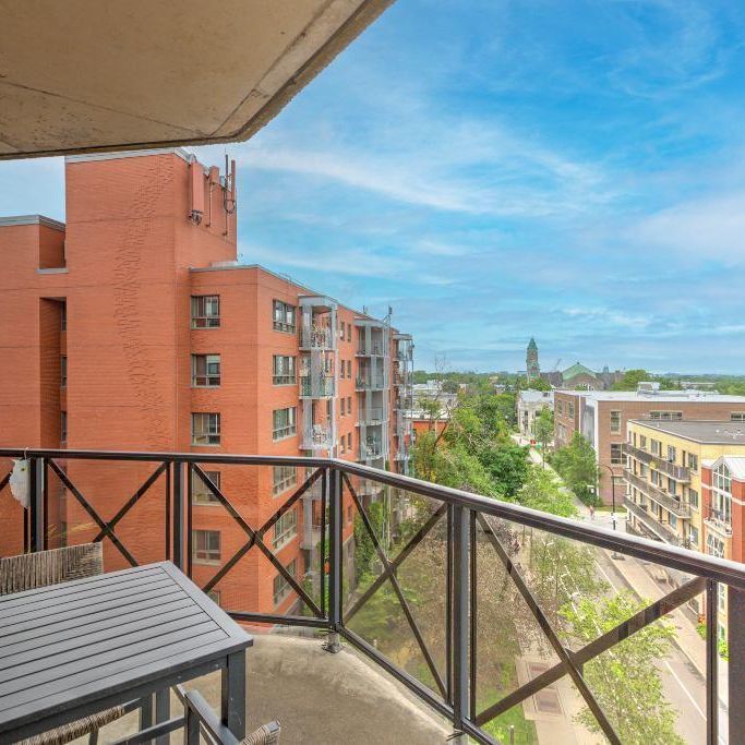 MAGNIFIQUE Condo 1300+ PC, balcon avec vues, 2 chambres, gym, garage, clim centrale, terrasse sur le toit! - Photo 1