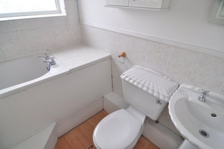 2 bed Terraced - To Let - Photo 3
