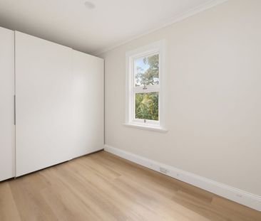 Stunning One Bedroom + Study Apartment In Charming Victorian Block - Photo 2