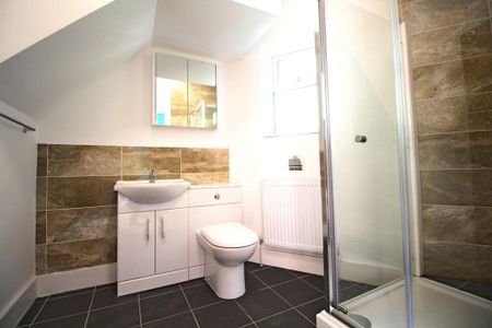 1 bedroom in a flat share to rent - Photo 5