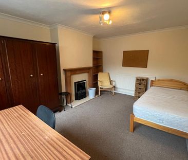 4 bedroom semi-detached house to rent - Photo 5