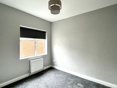 Partly Furnished 2 Bedroom Terrace - Photo 4