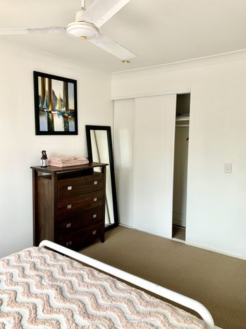 Benowa Spacious Furnished Room with Own bathroom - Photo 2