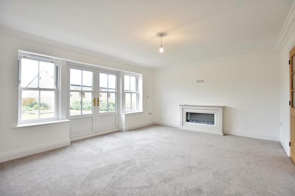 4 bedroom detached house to rent - Photo 1