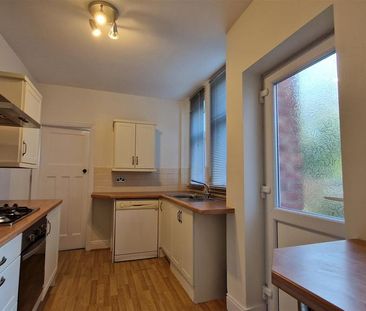 2 bedroom flat to rent - Photo 2