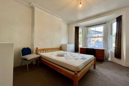 6 bedroom end of terrace house to rent - Photo 4