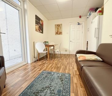 1 bedroom in a house share to rent - Photo 2