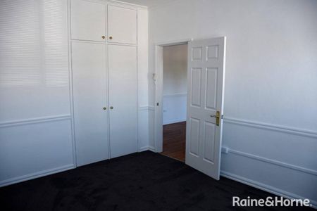 LUXURIOUS TURVEY PARK APARTMENT - Photo 3