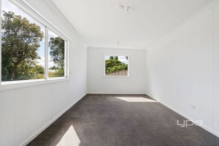 Charming Weatherboard with Bungalow – Lawn Mowing Included - Photo 2