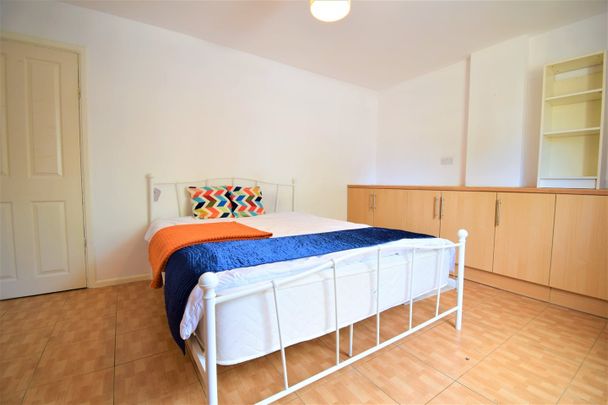 Room in a Shared House, Taylors Green, W3 - Photo 1