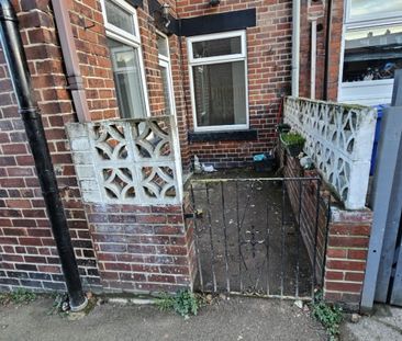 3 bed Terraced - To Let - Photo 4