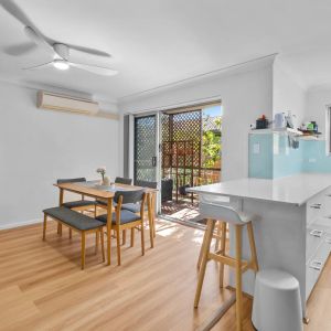 STYLISH, LOW-MAINTENANCE LIVING IN THE HEART OF COORPAROO - Photo 2