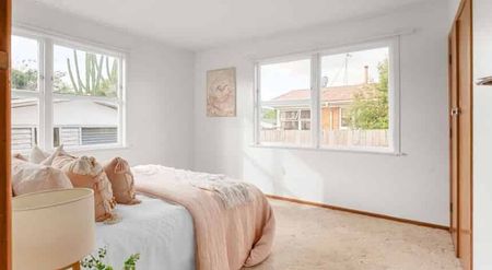 Cosy 3-Bed Character Home in Quiet Cul-de-sac! - Photo 4