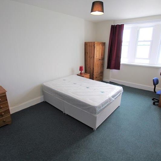 4 bedroom flat to rent - Photo 1