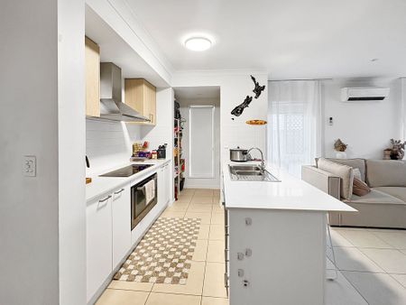 Spacious Family Home in Palmview - Photo 3