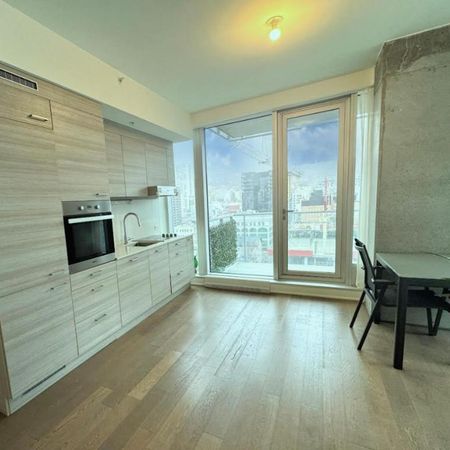 Unité de Coin Lumineuse au Cœur du Centre-Ville de Montréal - Photo 3