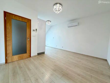 Pronájem útulného bytu v OV 3+kk s terasou, garážovým parkovacím stáním a klimatizací, ul. Chmelnice, Brno - Líšeň, CP 70 m - Фото 2