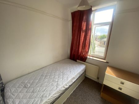 4 bedroom semi-detached house to rent - Photo 3