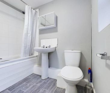 4 bedroom House To Let - Photo 4