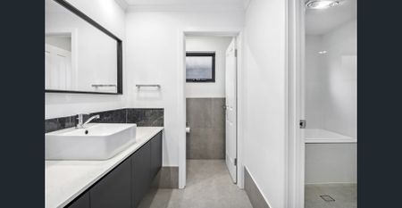 Elegant 2-Storey Home in Leafy Panorama - Photo 5