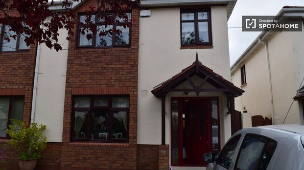 Beautiful room in 3-bedroom apartment in Lucan, Dublin - Photo 1