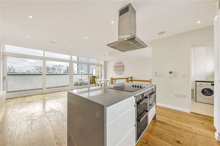 A two bedroom duplex apartment with private terrace, concierge and lift. - Photo 5